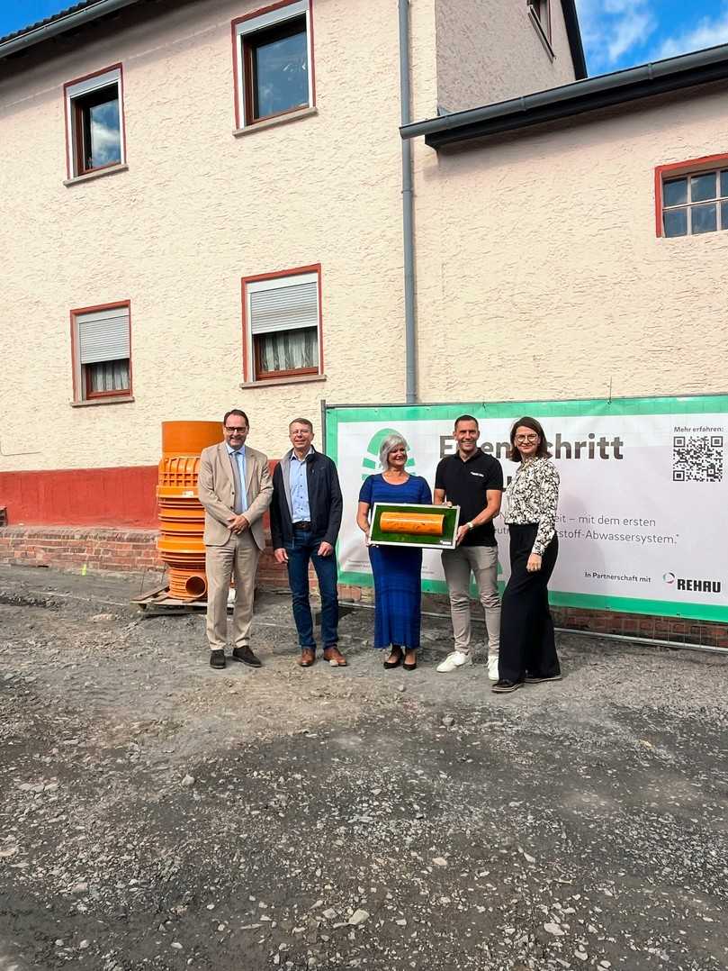 Für den Einsatz erhielten die Wasserwerke ein Bauherrenzertifikat. Von links: Bernd Hubner, Werkeiter Wasserwerke Sonneberg, Rolf Budnick, Referatsleiter Referat 25, Thüringer Ministerium für Umwelt, Energie, Naturschutz und Forsten, Anja Ernst, Leiterin Abwasser Wasserwerke Sonneberg sowie Christian Esche, Außendienst, und Katrin Große, Vertriebsleiterin, beide Rehau. | Foto: Rehau