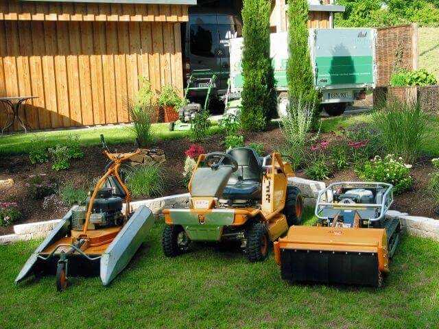 Mäher von AS-Motor für Weihnachtsbäume im Einsatz Mäher von AS-Motor für Weihnachtsbäume im Einsatz