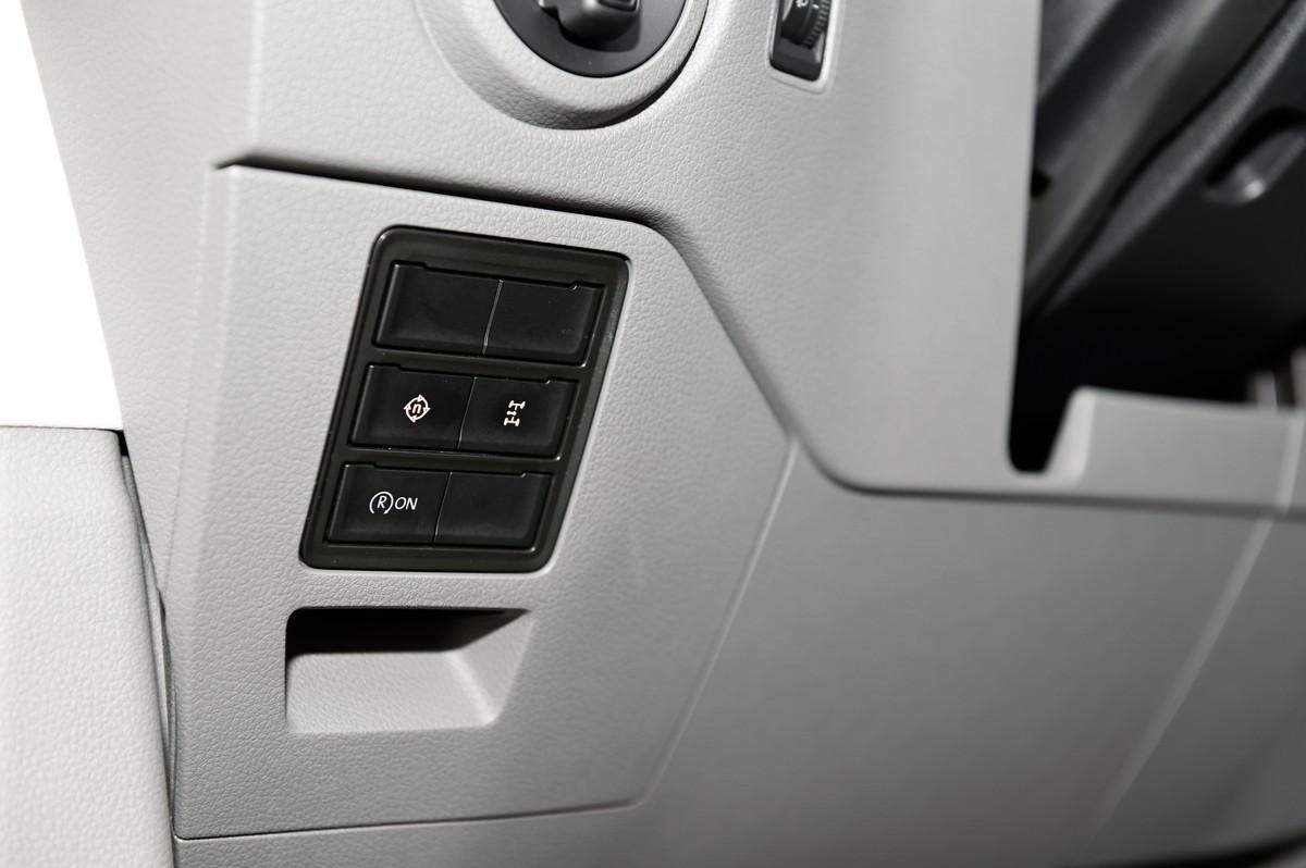 Über das Schalterpanel linksunten von der Lenksäule wird der Nebenabtrieb per Tastendruck angesteuert. | Foto: QUATEX Über das Schalterpanel linksunten von der Lenksäule wird der Nebenabtrieb per Tastendruck angesteuert. | Foto: QUATEX