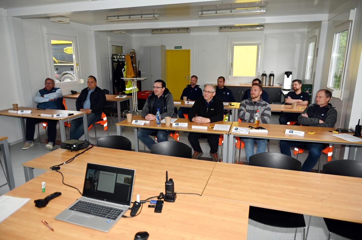 Theorie ist wichtig, artet aber beim MAN ProfiDrive Offroadtraining nicht in eine Schraubenkunde aus. | Foto: QUATEX Theorie ist wichtig, artet aber beim MAN ProfiDrive Offroadtraining nicht in eine Schraubenkunde aus. | Foto: QUATEX