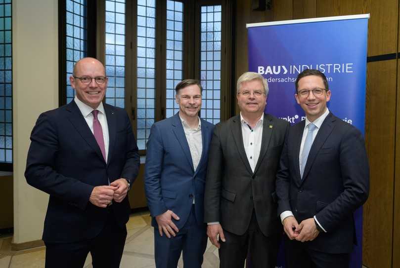 Fordern mehr Tempo bei der Umsetzung von Bauaufträgen im Bildungssektor (v.l.): Jörn P. Makko (Bauindustrie Niedersachsen-Bremen), Bremens Senatsbaudirektor Arend Bewernitz, Frank Siebrecht und Niedersachsens Wissenschaftsminister Falko Mohrs | Foto: Bauindustrie Nord