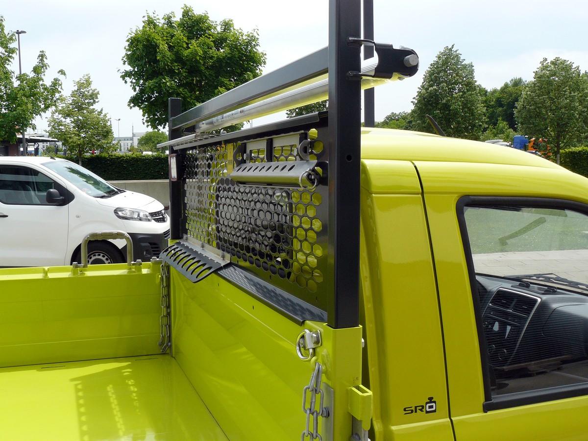 Serienmäßiges Ablagegestell an der Stirnwand mit allerhand Zubehör. | Foto: Randolf Unruh