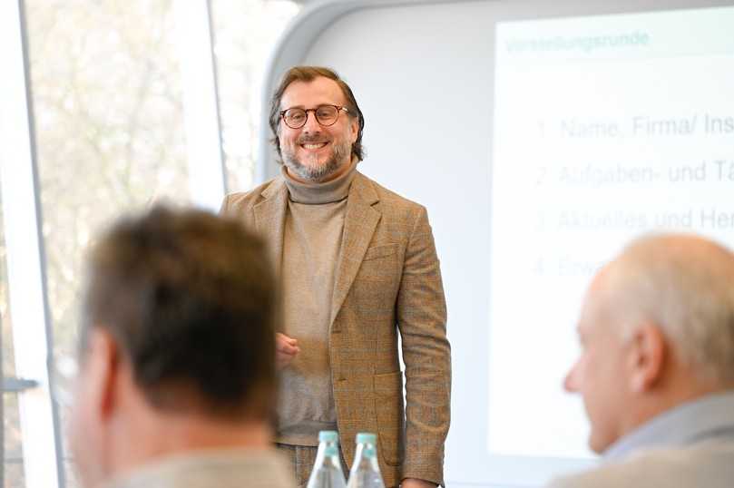 Austausch auf Augenhöhe: Netzwerkleiter Serdar Ulutaş moderiert den Dialog und bringt zentrale Führungsfragen in die gemeinsame Diskussion. | Foto: IKT