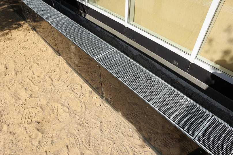 Die Funke Gebäudeschutzrinne verfügt über eine Baubreite von rund 25 cm und über eine Bauhöhe von knapp 50 cm einschließlich Gitterrostabdeckung aus verzinktem Stahl. | Foto: Funke Industrie Die Funke Gebäudeschutzrinne verfügt über eine Baubreite von rund 25 cm und über eine Bauhöhe von knapp 50 cm einschließlich Gitterrostabdeckung aus verzinktem Stahl. | Foto: Funke Industrie