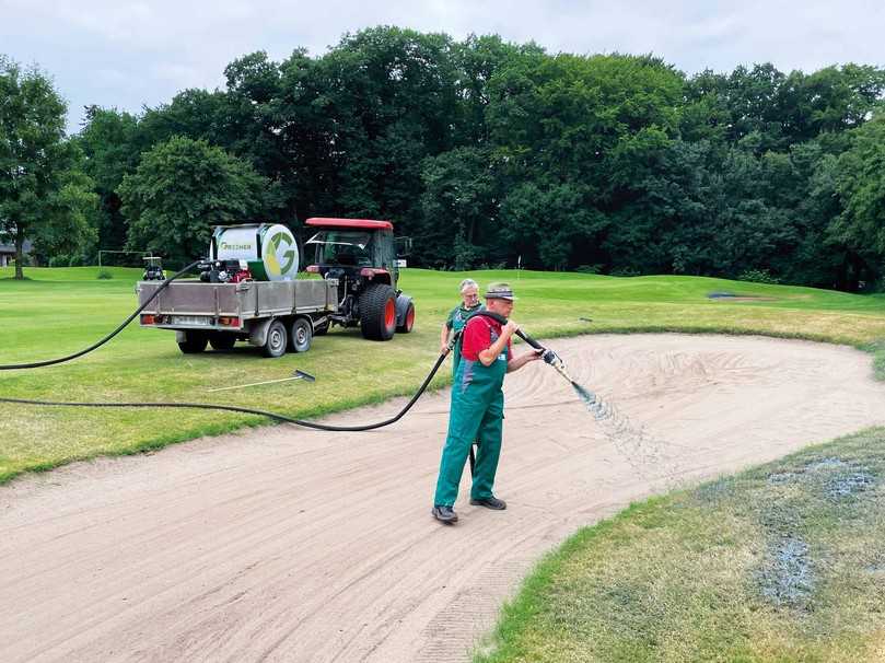 Zur Nassansaat bietet iGG als Exklusivpartner des französischen Unternehmens Euro-Tec mit dem „SpeedyGreener®“ ein kompaktes Gerät zur Begrünung kleinerer Flächen. | Foto: IGG Zur Nassansaat bietet iGG als Exklusivpartner des französischen Unternehmens Euro-Tec mit dem „SpeedyGreener®“ ein kompaktes Gerät zur Begrünung kleinerer Flächen. | Foto: IGG