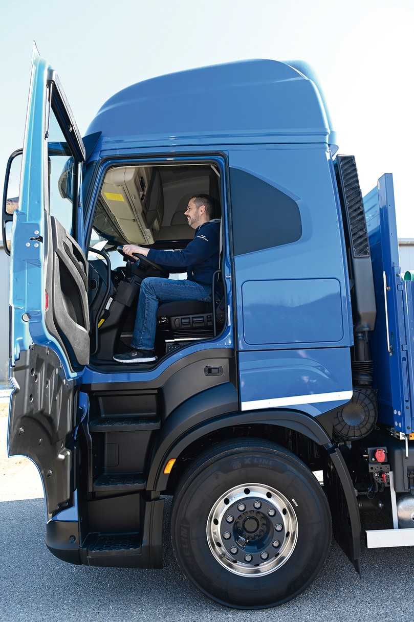 Über vier Stufen geht es 1,60 m hoch in das komfortable Fernverkehrsfahrerhaus des Iveco S-Way. Das Lenkrad dürfte sich weiter verstellen lassen. | Foto: Quatex Über vier Stufen geht es 1,60 m hoch in das komfortable Fernverkehrsfahrerhaus des Iveco S-Way. Das Lenkrad dürfte sich weiter verstellen lassen. | Foto: Quatex