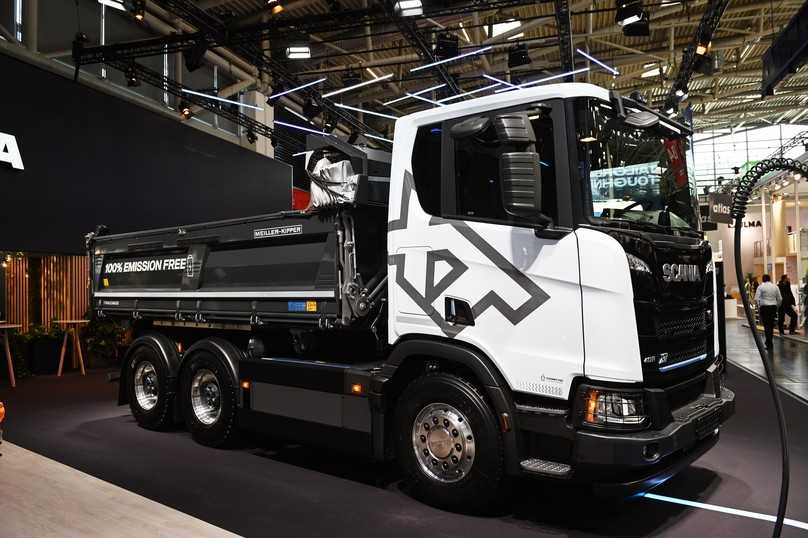 Mit zwei Batteriepaketen: Scania 40R XT BEV 6x4-Dreiseitenkipper | Foto: QUATEX Mit zwei Batteriepaketen: Scania 40R XT BEV 6x4-Dreiseitenkipper | Foto: QUATEX