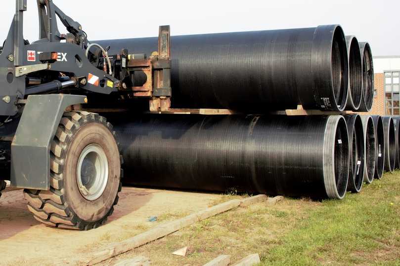 Schwarz wie die Kohle: Bei der Herstellung im Wickelrohrverfahren wurde den GFK-Rohren eine Grafitpaste beigemischt. Diese verhindert, dass sich die Rohre elektrostatisch aufladen können, indem sie die Leitfähigkeit der Rohre erhöht. | Foto: Amiblu Germany GmbH