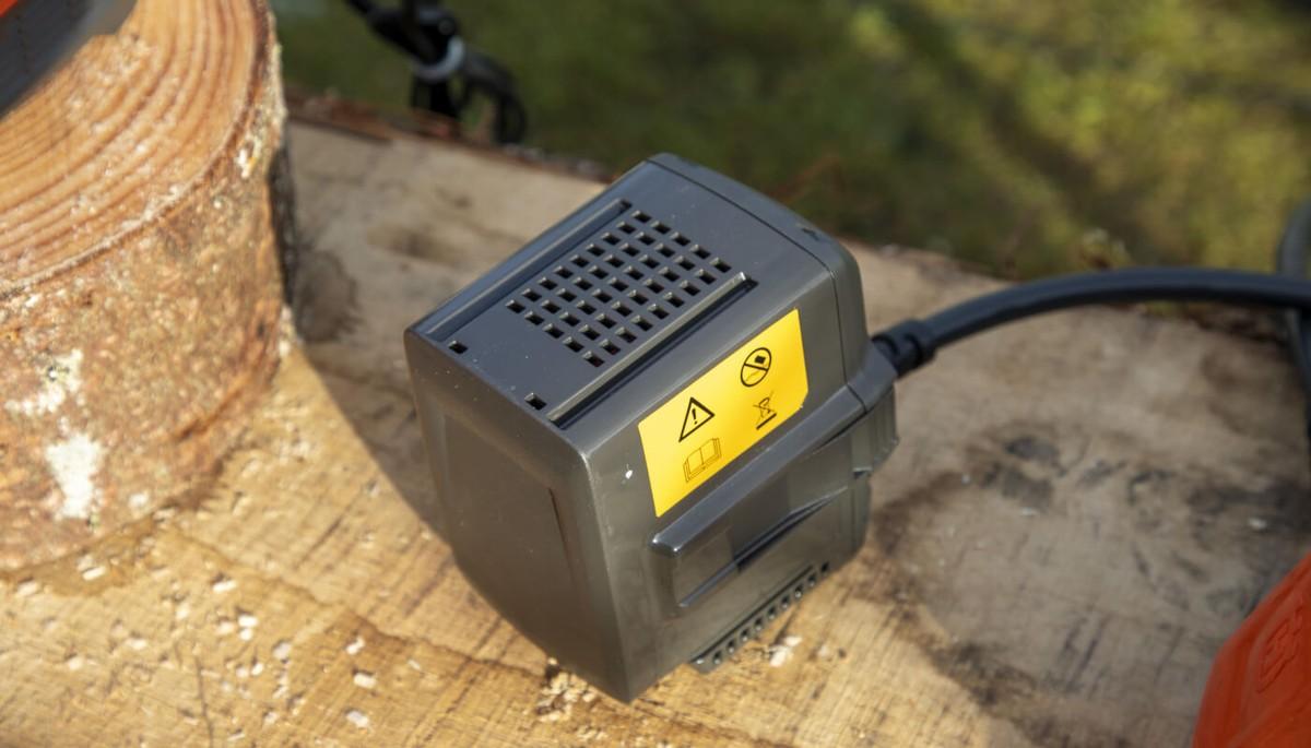 Über einen Adapter lassen sich auch bestehende Husqvarna-Akkurucksäcke nutzen.