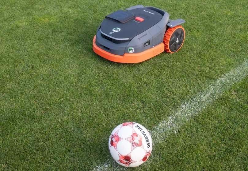 Zwei Navimow X390 mähen den Spielrasen im Stadion an der Lohmühle in Lübeck. | Foto: Segway