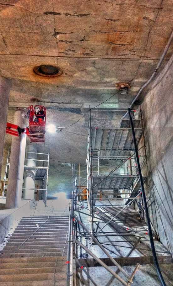 In dieser 4 Meter dicken Betondecke wurde ein Beton- verfülltes KG-Rohr mit dem Spül-Fräs-Verfahren rückstands- frei gereinigt.