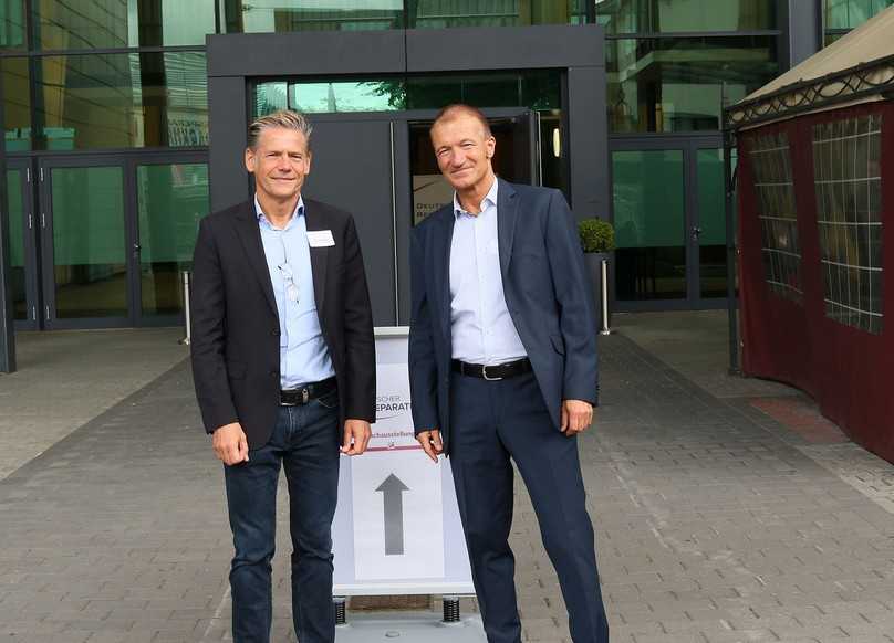 Wieder als Orga-Duo vor Ort: Dr.-Ing. Igor Borovsky, Vorsitzender der Technischen Akademie Hannover e. V. (TAH) und Geschäftsführer des Verbandes zertifizierter Sanierungs-Berater für Entwässerungssysteme e. V. (VSB) (l.) und Dipl.-Ing. Michael Hippe, Vorstandsvorsitzender des Verbandes zertifizierter Sanierungs-Berater für Entwässerungssysteme e. V. (VSB) | Foto: TAH