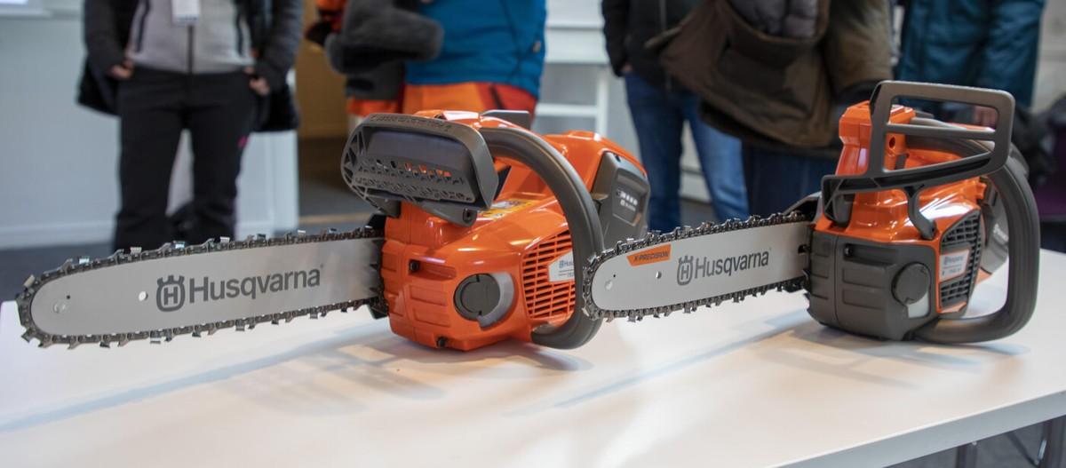 Altes Modell (links) gegen die neue Husqvarna T540i XP: Kompakteres Gehäuse und einfacher durchzusehende Kettenbremse.