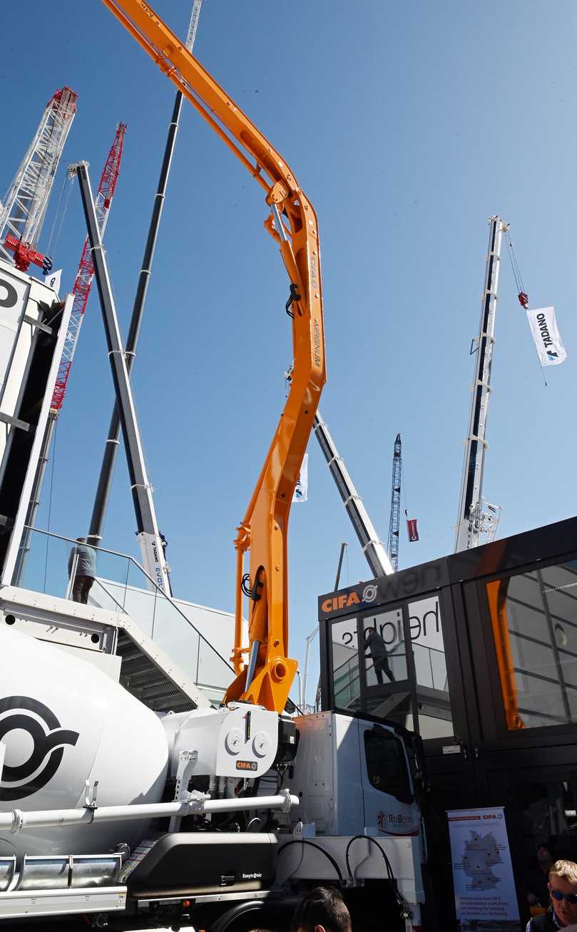 Der Carbon-Ausleger der Fahrmischerpumpe MK35H punktet nicht nur mit hoher Reichweite, sondern auch seiner Ausfaltbarkeit bei unter 8,5 Metern Höhe. | Foto: QUATEX