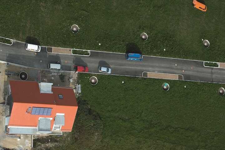 Erschließung des Baugebietes Lehenbrunnen mit 40 Grundstücken in Schömberg-Schörzingen, südlich von Stuttgart. Innodrain, ein Mulden-Rigolen-System mit Bewuchs, wird aus vorgefertigten Elementen am Straßenrand eingebaut. Innerhalb der Fahrbahn platziert, wirkt es zusätzlich als Verkehrsberuhigung. | Foto: Mall Erschließung des Baugebietes Lehenbrunnen mit 40 Grundstücken in Schömberg-Schörzingen, südlich von Stuttgart. Innodrain, ein Mulden-Rigolen-System mit Bewuchs, wird aus vorgefertigten Elementen am Straßenrand eingebaut. Innerhalb der Fahrbahn platziert, wirkt es zusätzlich als Verkehrsberuhigung. | Foto: Mall