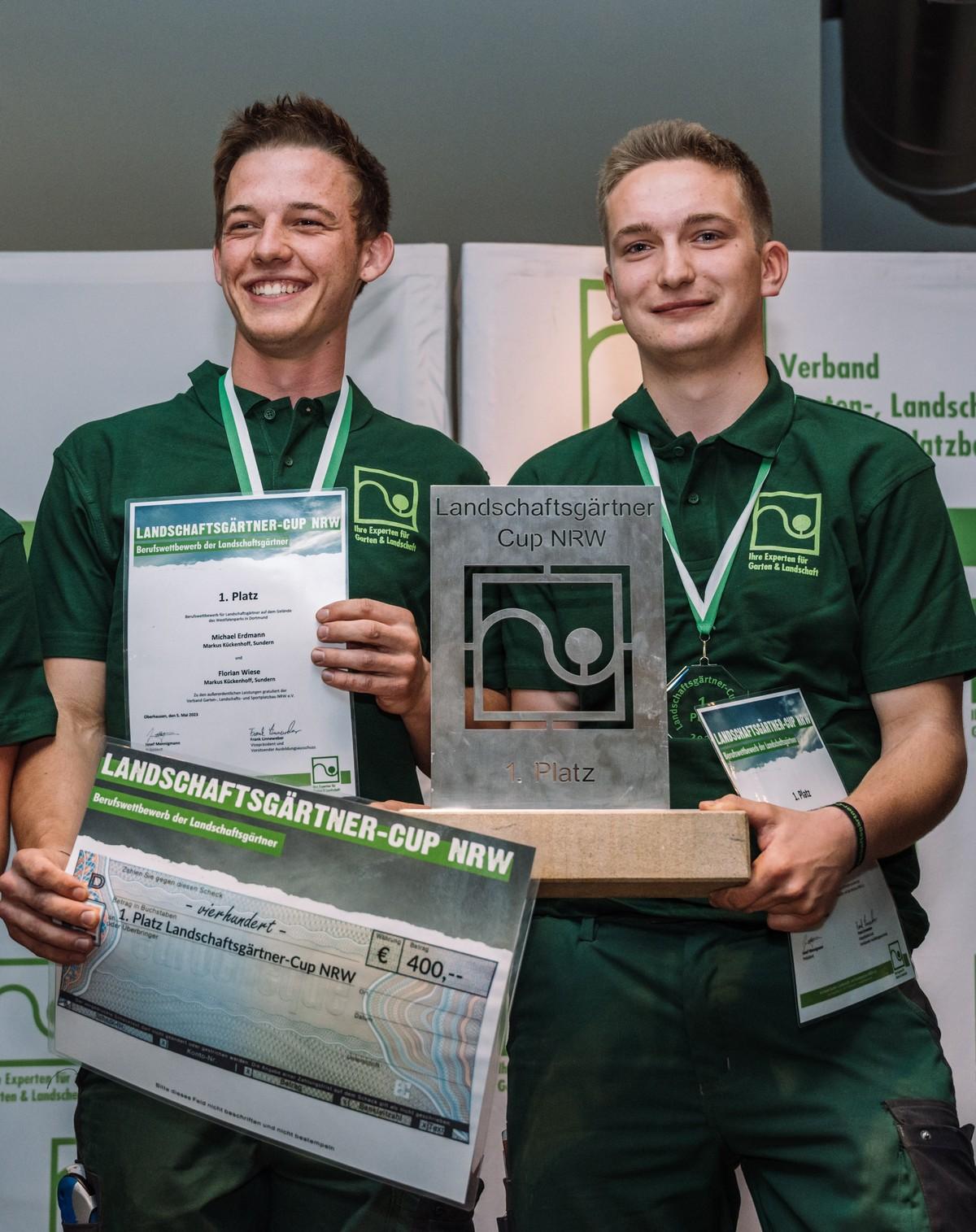 9 - Michael Erdmann (l.) und Florian Wiese als stolze Gewinner mit dem Wanderpokal des NRW-Cups. | Foto: Christian Habel 9 - Michael Erdmann (l.) und Florian Wiese als stolze Gewinner mit dem Wanderpokal des NRW-Cups. | Foto: Christian Habel