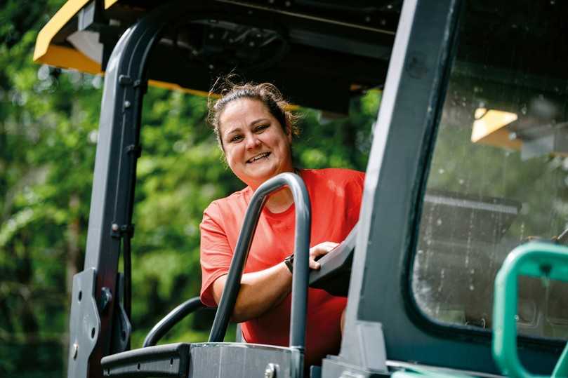 Tatjana Drexler lobt die gute Übersicht, die Lenkung per Smart Wheel und die Bohlenbreitenverstellung des Vögele Straßenfertigers. | Foto: Wirtgen Group Tatjana Drexler lobt die gute Übersicht, die Lenkung per Smart Wheel und die Bohlenbreitenverstellung des Vögele Straßenfertigers. | Foto: Wirtgen Group