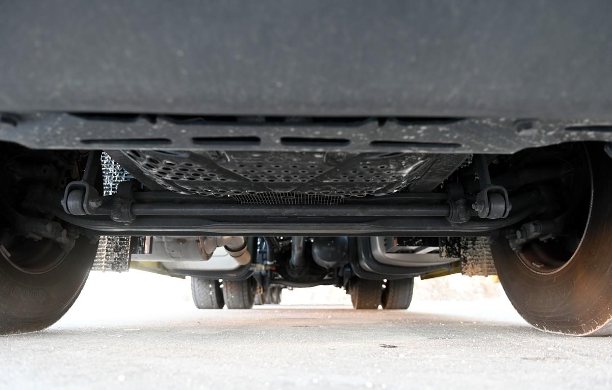 Frei Bahn herrscht unter der geraden Vorderachse der DAF XD. | Foto: Quatex