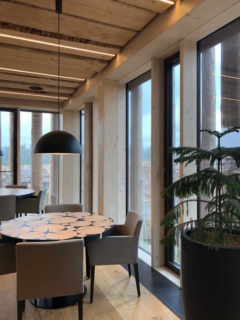 Holz, wo immer es möglich ist: Die Inneneinrichtung wurde ebenfalls von Brückner & Brückner Architekten geplant. | Foto: Eva Mittner Holz, wo immer es möglich ist: Die Inneneinrichtung wurde ebenfalls von Brückner & Brückner Architekten geplant. | Foto: Eva Mittner