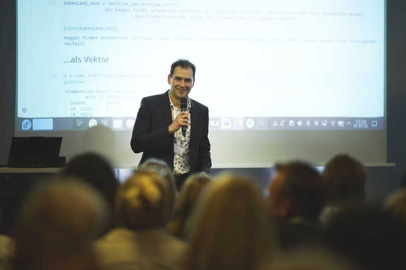 Lasse Lommel, Geschäftsführer der B_I MEDIEN, beindruckte die Branchenprofis mit seinen Erläuterungen zum Thema Künstliche Intelligenz. | Foto: B_I MEDIEN