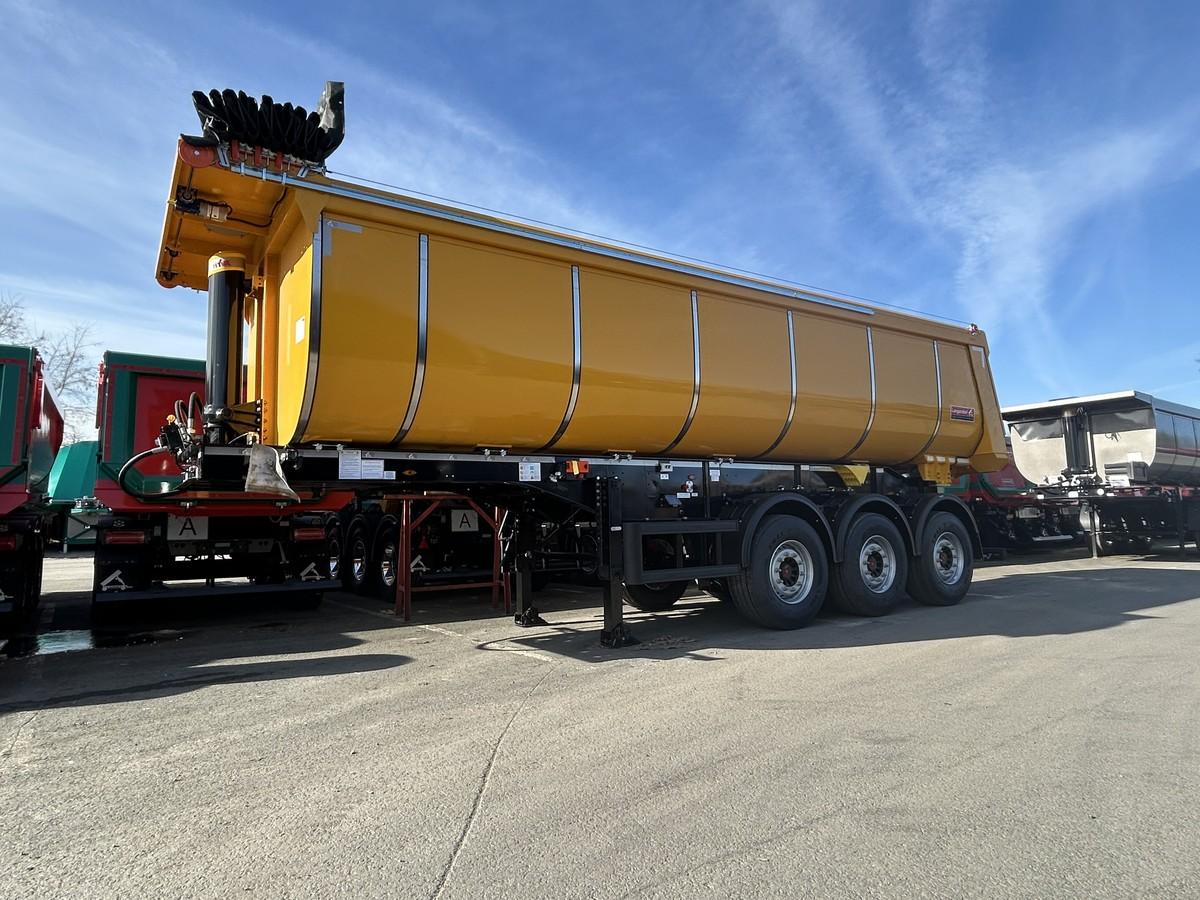 Messe-Highlight bei Langendorf: Kipp-Sattelauflieger SKS-HS Isoxx für leichtes Schüttgut, schweren Abbruch oder heißen Asphalt. | Foto: Langendorf