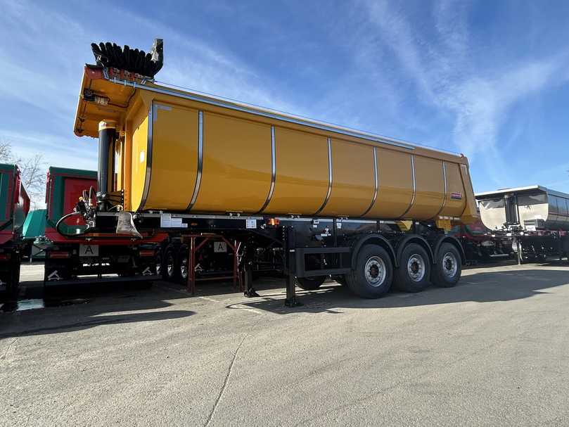Messe-Highlight bei Langendorf: Kipp-Sattelauflieger SKS-HS Isoxx für leichtes Schüttgut, schweren Abbruch oder heißen Asphalt. | Foto: Langendorf