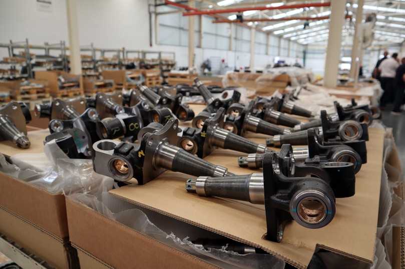 Blechteile, der Antriebsstrang sowie spezifische Fahrzeugbauteile kommen aus dem japanischen Fuso-Werk in Kawasaki. | Foto: Daimler Trucks, Oliver Willms Blechteile, der Antriebsstrang sowie spezifische Fahrzeugbauteile kommen aus dem japanischen Fuso-Werk in Kawasaki. | Foto: Daimler Trucks, Oliver Willms