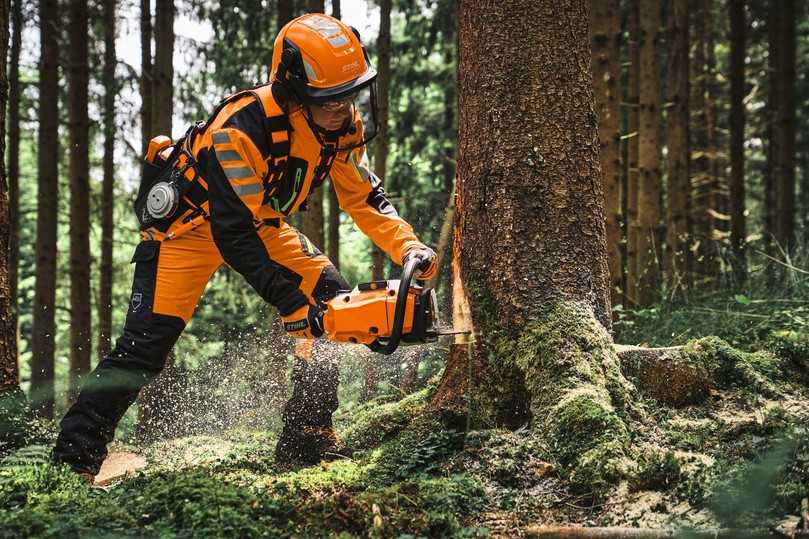 Das neu entwickelte Modell MS 300 C-M ist durch die M-Tronic-Technik leicht zu starten und beschleunigt die Sägekette genauso schnell wie die MS 500i. | Foto: Stihl