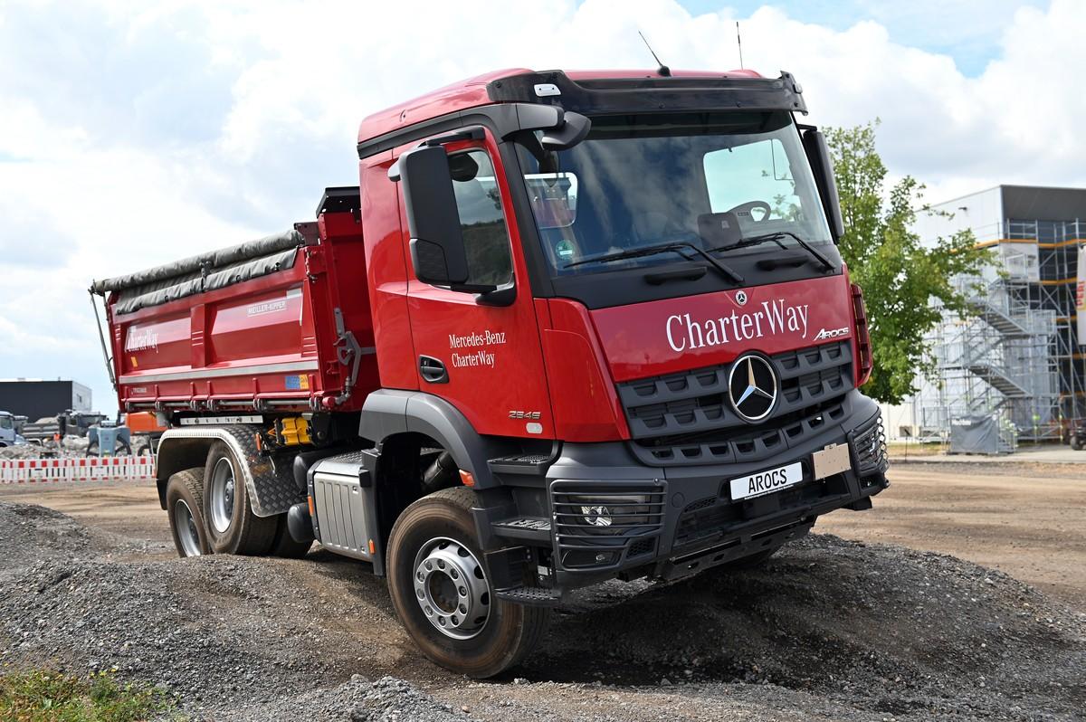 Der rotlackierte Arocs 2646 K mit Meiller-Kipper Trigenius zeigt seine große Verschränkungsmöglichkeit, ohne dass die Räder Bodenkontakt verlieren. | Foto: FH Der rotlackierte Arocs 2646 K mit Meiller-Kipper Trigenius zeigt seine große Verschränkungsmöglichkeit, ohne dass die Räder Bodenkontakt verlieren. | Foto: FH