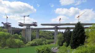 Im Freivorbau über die Lahn