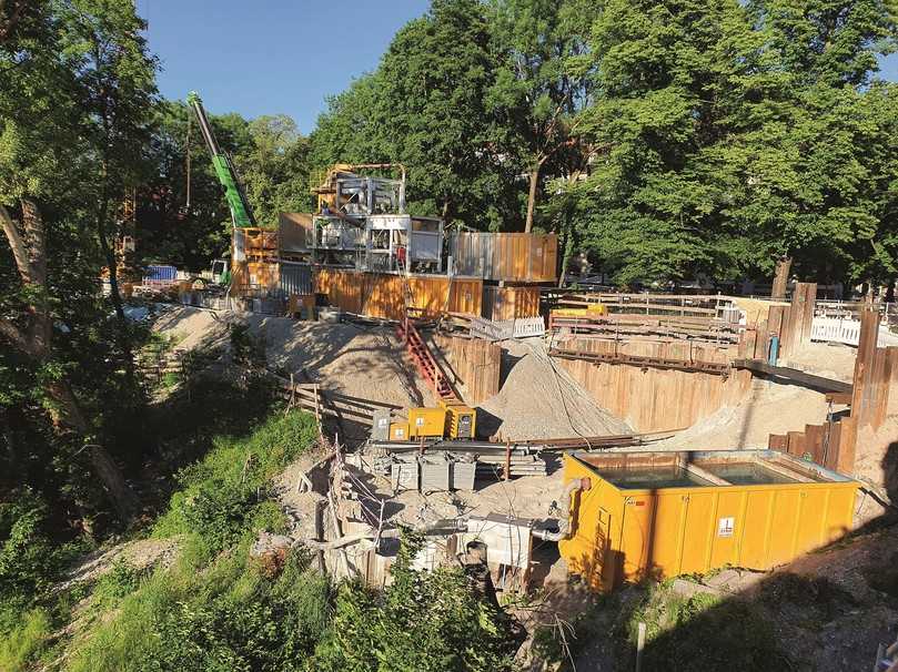 Innerstädtische Randbedingungen und eingeschränkte Platzverhältnisse erschwerten die Baustelleneinrichtung und die Herstellung der Startgrube. Hierfür mussten im Uferbereich der Isar im Vorfeld Aufschüttungen vorgenommen werden. | Foto: B_I/zu Eulenburg Innerstädtische Randbedingungen und eingeschränkte Platzverhältnisse erschwerten die Baustelleneinrichtung und die Herstellung der Startgrube. Hierfür mussten im Uferbereich der Isar im Vorfeld Aufschüttungen vorgenommen werden. | Foto: B_I/zu Eulenburg