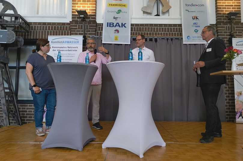 Über ihre Erfahrungen mit KI und Drohnen berichteten Nadine Krogull (Wirtschaftsbetriebe Duisburg), Yücel Dogancan (Entsorgungs- und Baubetrieb der Stadt Worms) und Michael Voß (Stadtentwässerung Frankfurt a.M.). Rechts: Prof. Bert Bosseler. | Foto: B_I/Valdix