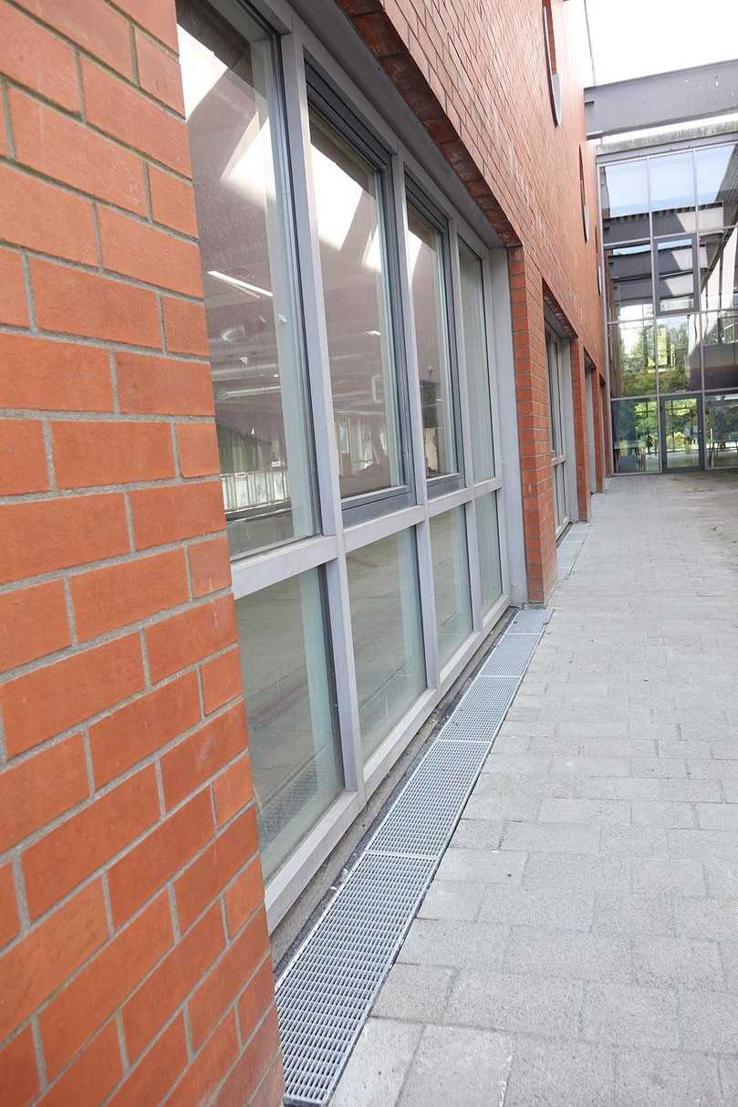 Die gefällelose Fassadenrinne schützt in Zukunft nicht nur die Fassade, sondern das gesamte Bauwerk vor unzulässiger Wassereinwirkung. | Foto: Funke Industrie Die gefällelose Fassadenrinne schützt in Zukunft nicht nur die Fassade, sondern das gesamte Bauwerk vor unzulässiger Wassereinwirkung. | Foto: Funke Industrie