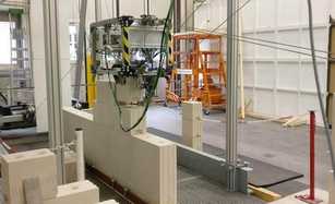 Kollege Roboter mauert Kalksandstein-Wände