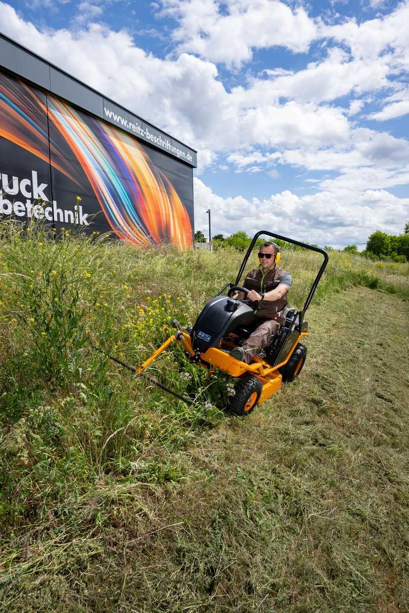Der Vorgang des Mähens verlangt daher ein ständiges Abwägen zwischen Pflegeziel und Faunaschutz. | Foto: Ariens