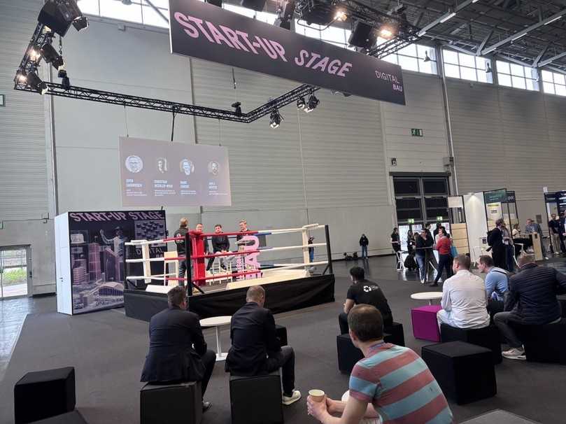 Start-Ups präsentieren ihre Ideen: Die „Start-Up Stage“ in Boxring-Aufmachung bot Raum für neue Geschäftsmodelle und frische Impulse. | Foto: B_I MEDIEN/mj Start-Ups präsentieren ihre Ideen: Die „Start-Up Stage“ in Boxring-Aufmachung bot Raum für neue Geschäftsmodelle und frische Impulse. | Foto: B_I MEDIEN/mj