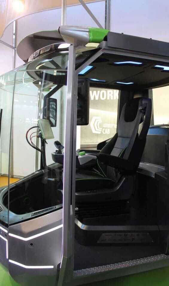 Für ihr Design wurde die Genius Cab am Sonntag vor der bauma mit dem bauma-Innovationspreis ausgezeichnet. | Fotos: bb/bi Für ihr Design wurde die Genius Cab am Sonntag vor der bauma mit dem bauma-Innovationspreis ausgezeichnet. | Fotos: bb/bi