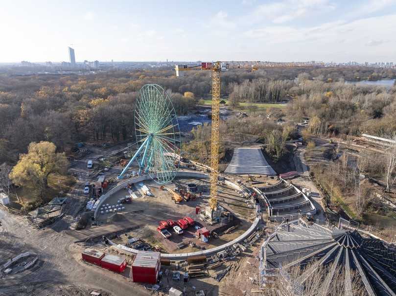 Das Wasserbecken unter dem Riesenrad während der Bauphase. | Foto: Grün Berlin