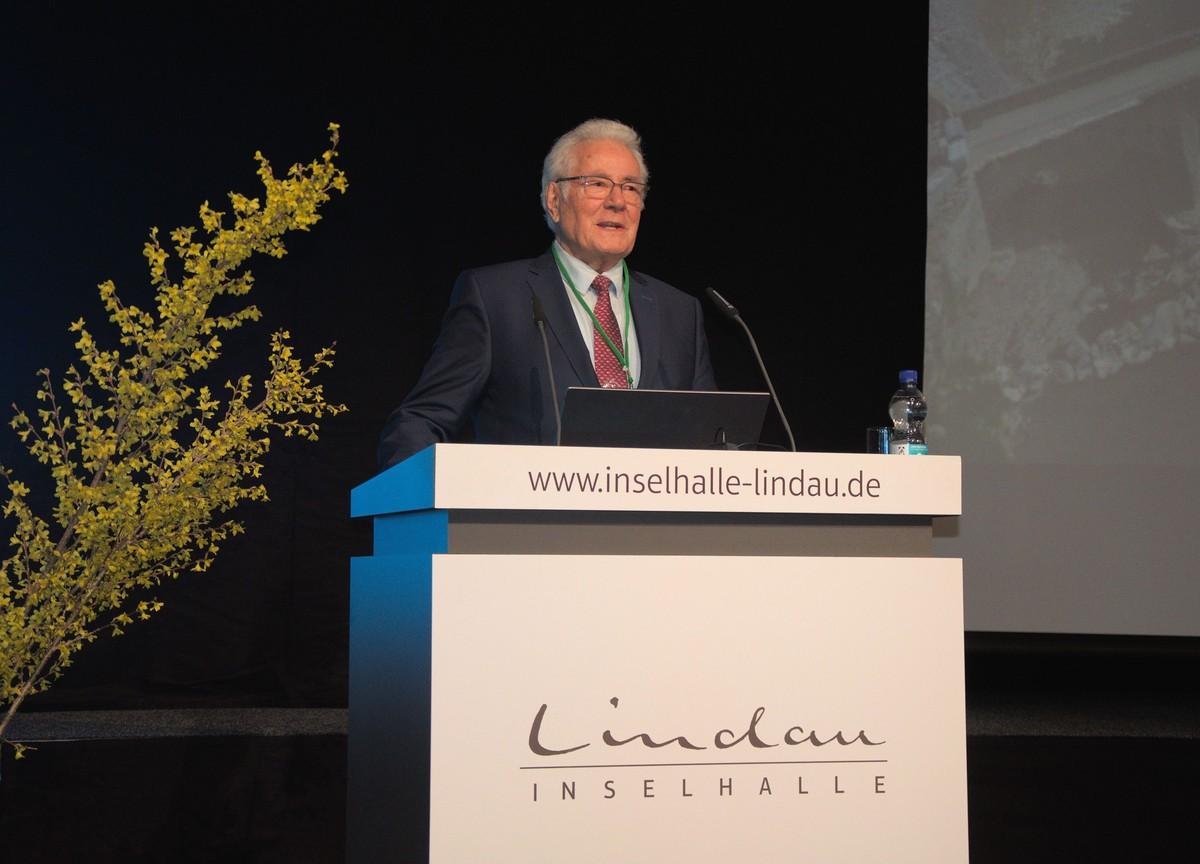 „Die Folgen von Starkregen und Dürre kosten extrem viel Geld“, betont Prof. Max Dohmann, und mahnt ein größeres Bewusstsein für die Bedeutung der Ressource Wasser an. | Foto: B_I/Valdix „Die Folgen von Starkregen und Dürre kosten extrem viel Geld“, betont Prof. Max Dohmann, und mahnt ein größeres Bewusstsein für die Bedeutung der Ressource Wasser an. | Foto: B_I/Valdix