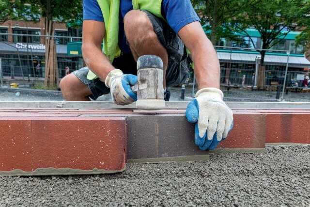 Die Fläche des Fontänenfeldes wurde in gebundener Bauweise ausgeführt, bei der die Pflasterklinker erst vorgenässt und mit einem Haftgrund versehen und dann in ein dränfähiges Mörtelbett versetzt werden.