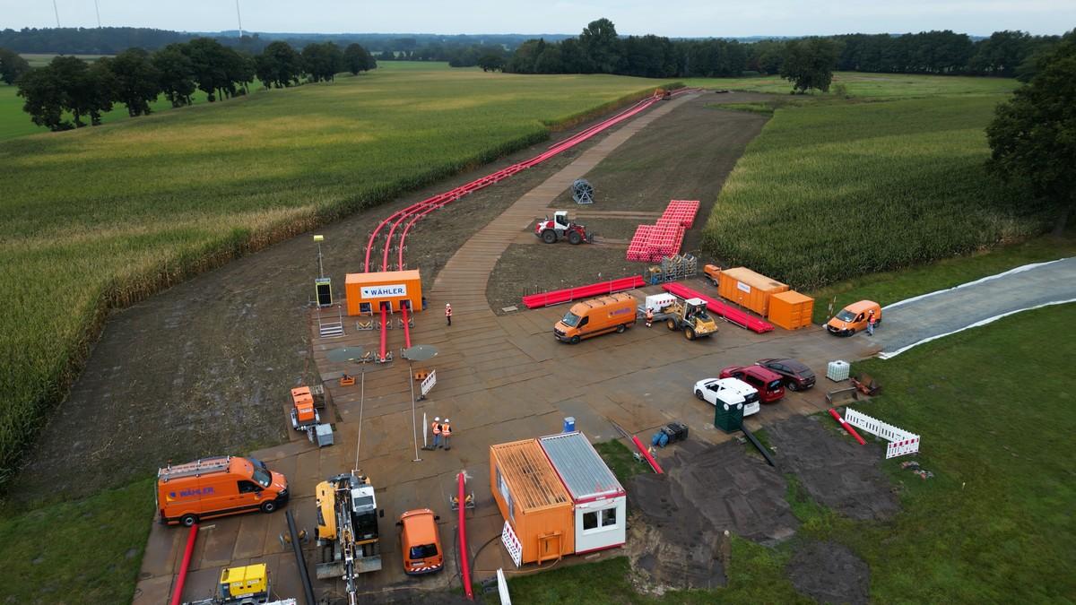 In speziellen Schweißcontainern werden die weitreichenden Leitungen durch Tief- und Rohrleitungsbau Wilhelm Wähler beim SuedLink-Projekt miteinander verbunden. | Foto: Seier Gruppe