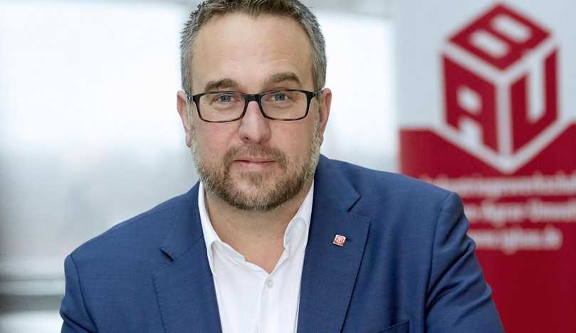 „Nach meinem Eindruck wollen sich HDB und ZDB aus verantwortungsvoller Tarif- und Sozialpolitik verabschieden. Für die Bauwirtschaft insgesamt ist das keine gute Entwicklung.“ Carsten Burckhardt, IG Bau | Foto: IG Bau/Alexander Paul Englert „Nach meinem Eindruck wollen sich HDB und ZDB aus verantwortungsvoller Tarif- und Sozialpolitik verabschieden. Für die Bauwirtschaft insgesamt ist das keine gute Entwicklung.“ Carsten Burckhardt, IG Bau | Foto: IG Bau/Alexander Paul Englert