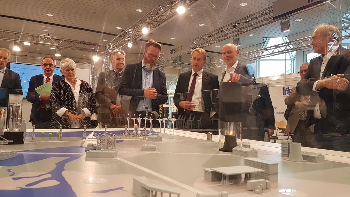 Wie funktioniert die Wasserstoff-Technologie? Welche Vorteile bietet sie für Energieversorger und Nutzer? Und wie ist Schleswig-Holstein darin aufgestellt? Die Sonderschau dazu in Halle 6 zog auch Politprominenz an. | Foto: bb