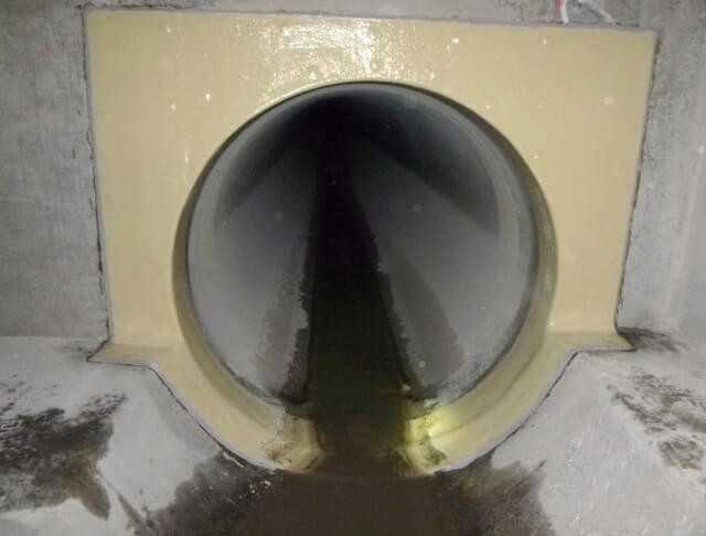 Nach Sanierung der Schächte und Verlegung der Amiblu GFK- Rohre wurden die Schachtanschlüsse anlaminiert. | Foto: Aarsleff Rohrsanierung