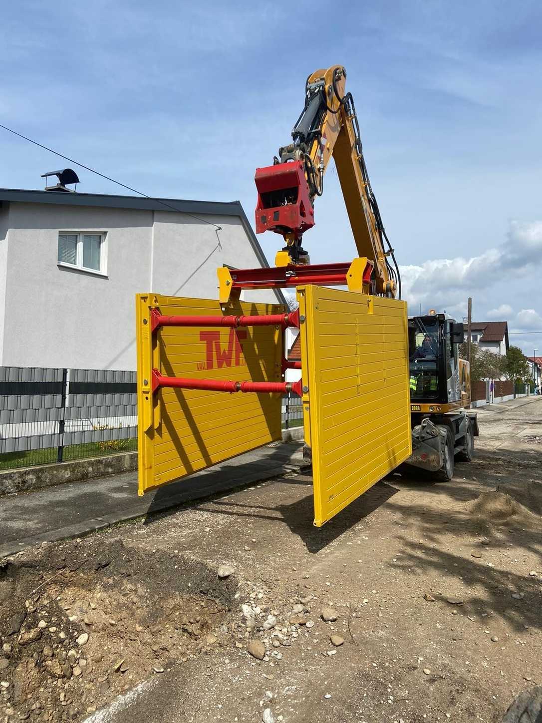 Bagger-Anbaugerät: TWF-Verbaugreifer erhöht die Sicherheit beim Grabenverbau Bagger-Anbaugerät: TWF-Verbaugreifer erhöht die Sicherheit beim Grabenverbau