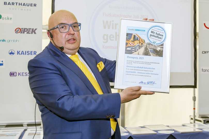 Roland W. Waniek verlieh Ehrenpreise für Kanal-Nothelfer auf dem Deutschen Tag der Kanalreinigung 2022: „Was kommunale Kanal-Nothelfer sofort nach der Starkregen-Katastrophe getan haben, war außerordentlich. Ohne ihren Einsatz wäre es noch viel schlimmer gekommen. Die Öffentlichkeit hat es kaum mitbekommen, aber wir wissen, was sie wirklich geleistet haben.“ | Foto: IKT Roland W. Waniek verlieh Ehrenpreise für Kanal-Nothelfer auf dem Deutschen Tag der Kanalreinigung 2022: „Was kommunale Kanal-Nothelfer sofort nach der Starkregen-Katastrophe getan haben, war außerordentlich. Ohne ihren Einsatz wäre es noch viel schlimmer gekommen. Die Öffentlichkeit hat es kaum mitbekommen, aber wir wissen, was sie wirklich geleistet haben.“ | Foto: IKT