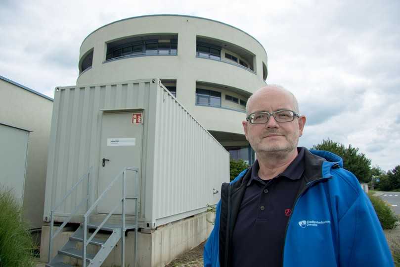 Klärwerkschef Gert Bamler vor dem Container des Notstromaggregats neben der Leitwarte. Mit dem Aggregat können beim Stromausfall die Anlagen am Zulauf des  Klärwerks weiter betrieben werden. | Foto: Stadtentwässerung Dresden