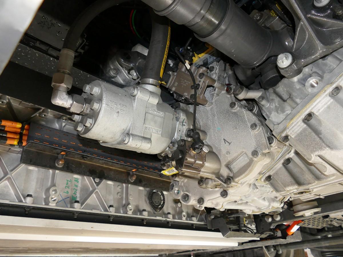 Der Nebenabtrieb für die Kipphydraulik sitzt direkt am Ausgang des Elektromotors. Die Kardanwelle geht vom Getriebe ab. | Foto: rod / fh