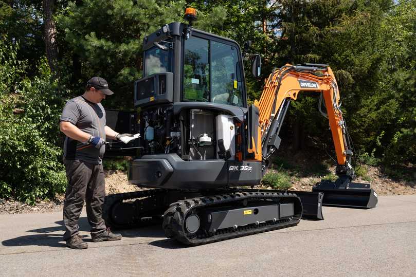 Der DX35Z-7 punktet mit einem besseren Zugang zur Hydrauliköl-Einfüllstelle, auch die Batteriewartung wurde optimiert. | Foto: Develon