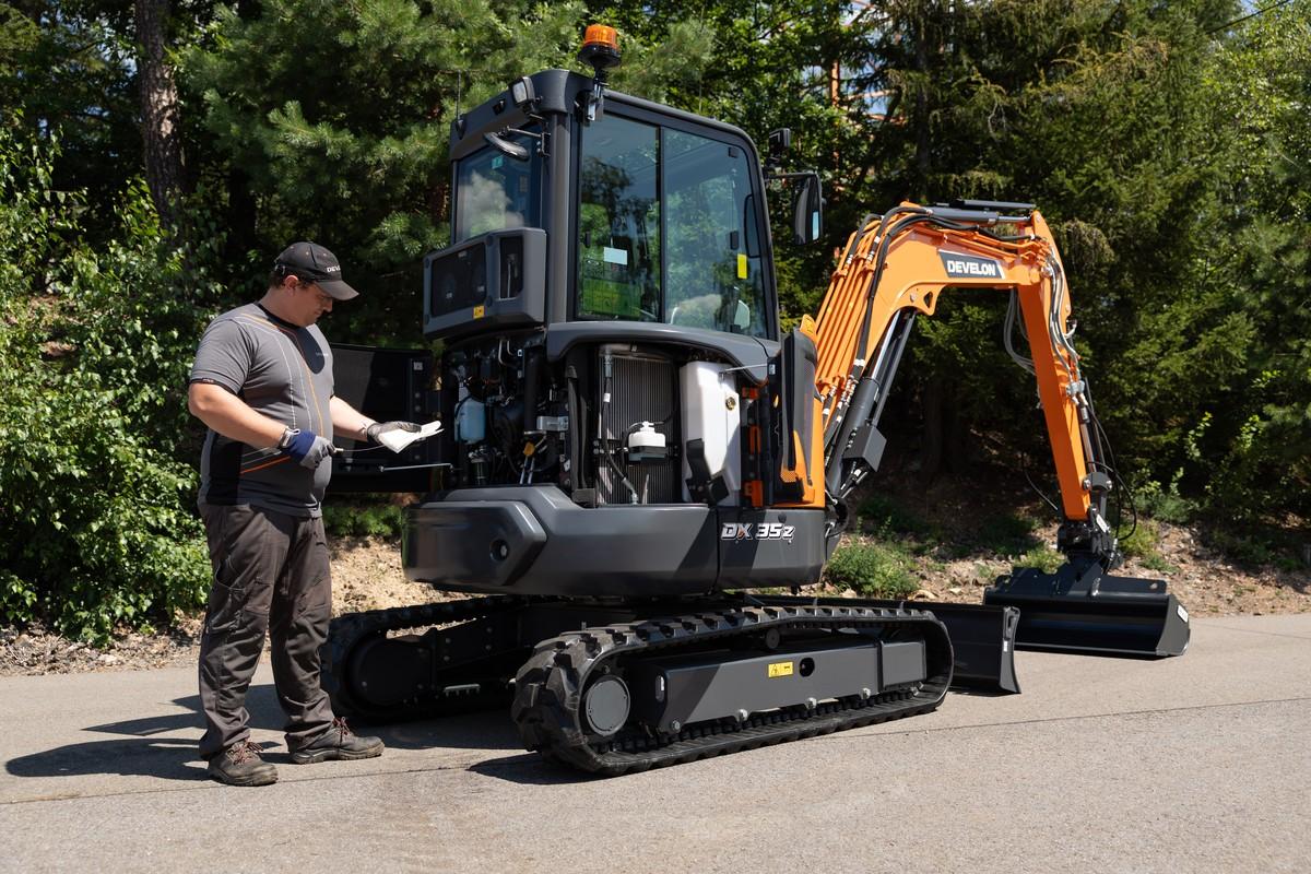 Der DX35Z-7 punktet mit einem besseren Zugang zur Hydrauliköl-Einfüllstelle, auch die Batteriewartung wurde optimiert. | Foto: Develon